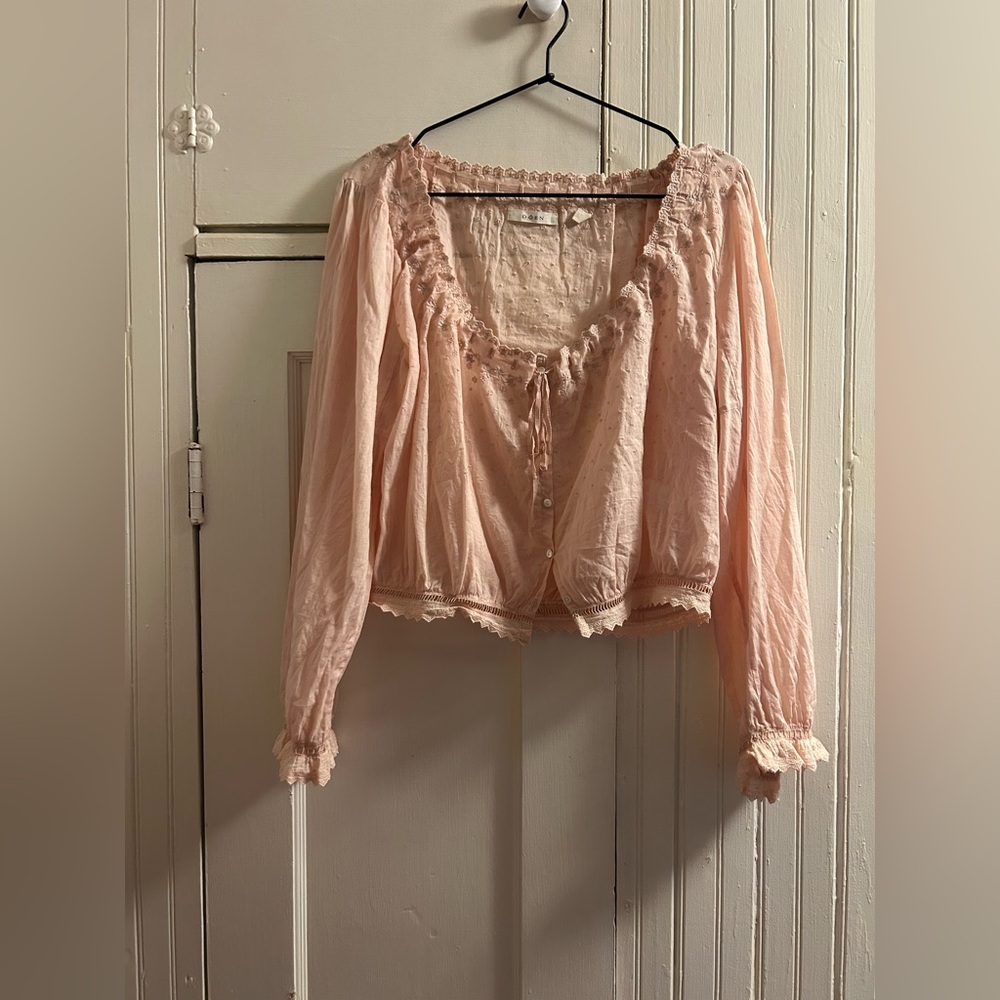 Down pink shirt. Comfortable and delicate look